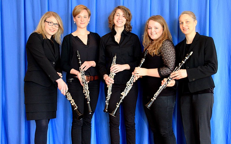 Klarinetten: (v.l.n.r.) Annika Homeier, Katharina Gude, Lisa Sölter, Carolina Lucht, Marion Lochner-Müller\nOhne Bild: Henning Böttcher