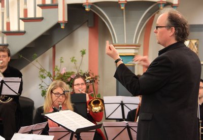 Dirigent Stephan Winkelhake im Konzert in Meinsen